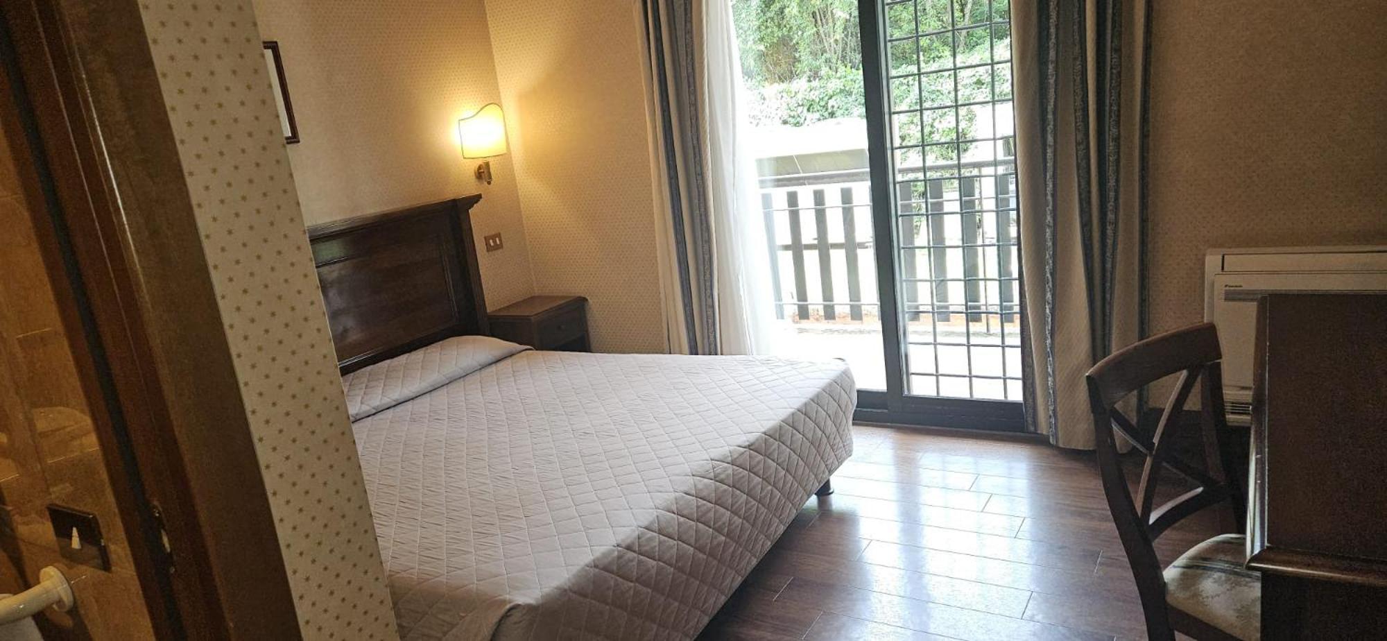 Chambre Lit King-Size - Accessible aux Personnes à Mobilité Réduite