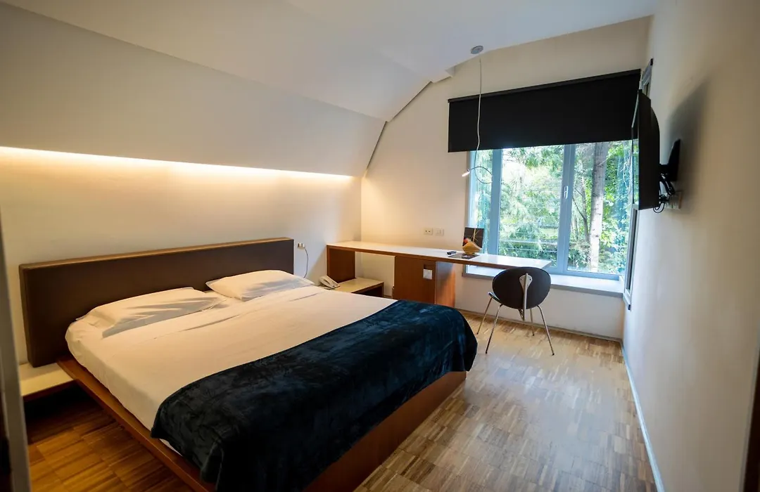 Black Hotel-1